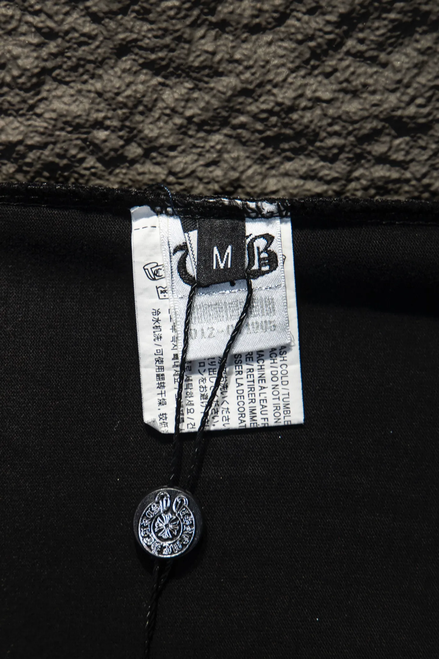 P190 🆕Chrome Hearts os version is really charming and Chrome Hearts is really a must-have. Each season's new version is made to the extreme. It is very practical and can be worn casually. Nice✔️ - ⚠️100% cotton. Made of 32-count double yarn, 260-gram weight fabric and imported knitted carded cotton. The thickness is moderate, drapey and contoured, and the upper body is comfortable! ! It is very tolerant to fat body types and can instantly lose five pounds after wearing it!  Front panel #Back panel Neckline Bronzing elements# Imported hardware heavy craftsmanship and imported accessories. The body is washed, fried, frayed and added with handmade elements, which greatly increases the interest of the clothing; unique visual effects. The special fraying effect creates a unique distressed effect. The addition of handmade elements to the body greatly increases the interest of the clothing; it has a unique visual effect. After special fraying effect treatment, a unique distressed effect is formed. An irregular hem is added to the version. This year, Crow Heart is focusing on the version. In the past two years, the oversize version has become the focus of the trend. It has also been a popular staple in the past two years. The change of designers has made this brand an instant hit. The progressive fashion of the times also needs the blood impact of fresh elements and trendy designs in order to continue its glory! It’s stylish both inside and outside, a must-have for high street travel! An absolute "eye-catching style" that can match couples 💏 Color: washed black and white Size: S M L XL